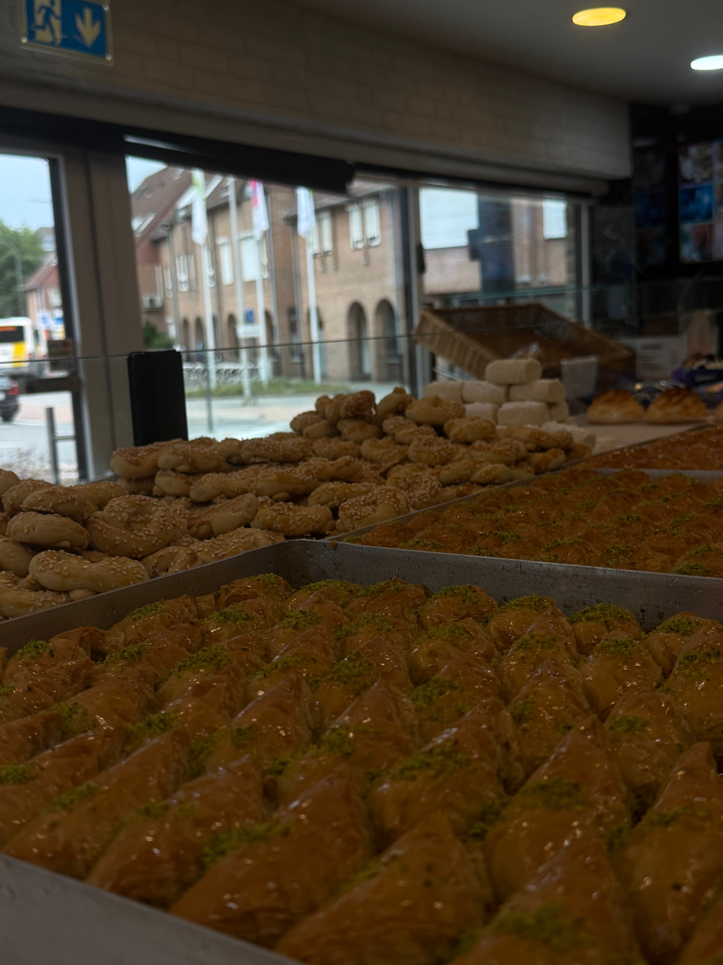 Versgebakken baklava in de toonbank van Bereket Bakkerij